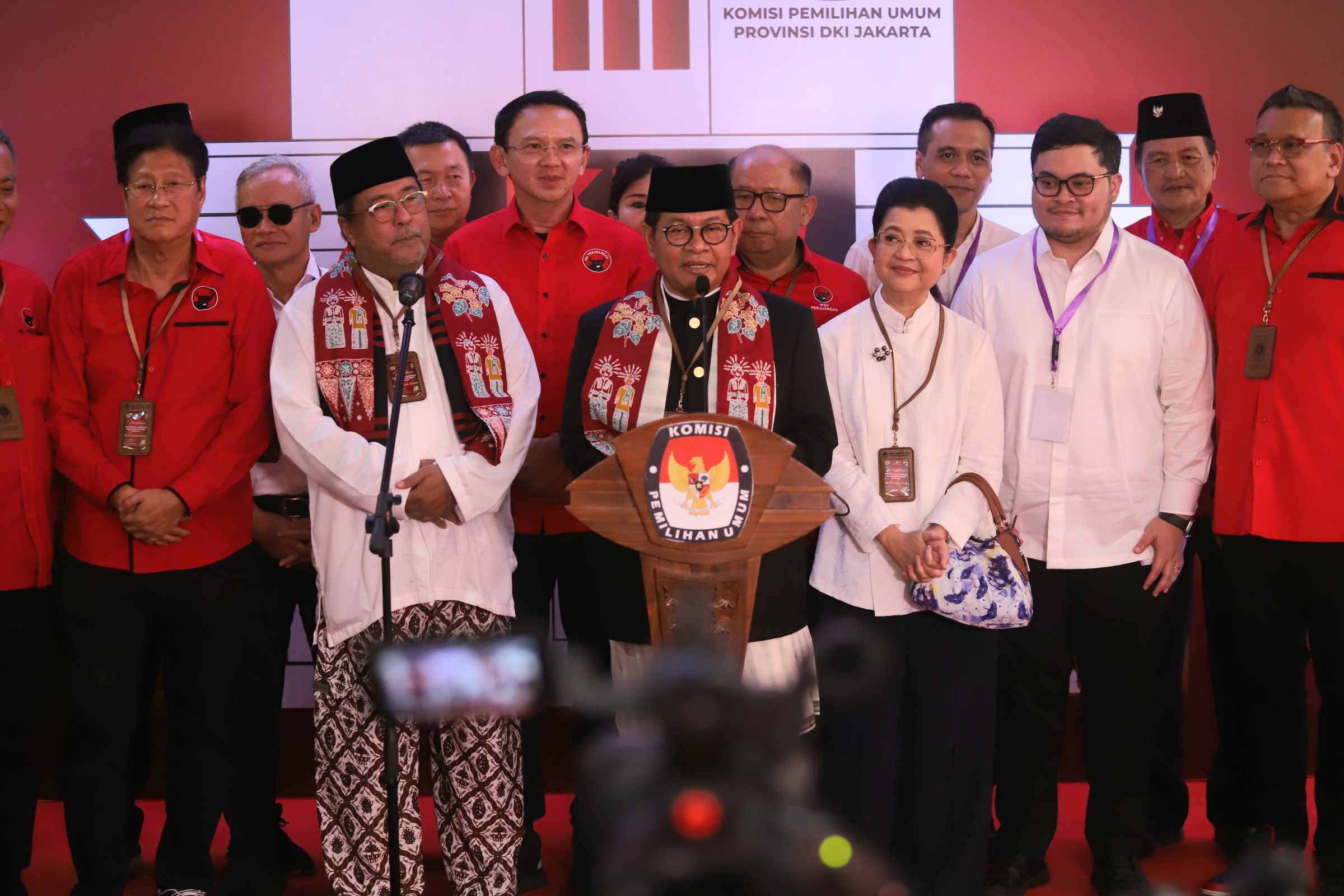 Pramono Anung dan Rano Karno mendaftar sebagai calon gubernur-calon wakil gubernur di KPUD, Jakarta, Rabu (28/8/2024). (Dery Ridwansah/ JawaPos.com) - Image