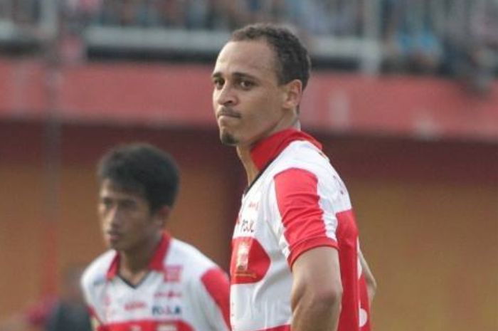 Peter Odemwingie pernah jadi momok yang menakutkan bagi Semen Padang ketika mencetak hattrick ke gawang Kabau Sirah di Liga 1 Indonesia 2017. (Instagram/@maduraunited.fc) - Image