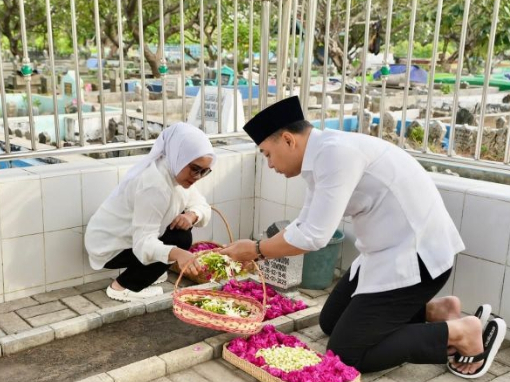 Eri Cahyadi bersama istri saat ziarah ke makam ayahanda. ,(ANTARA/Tim Eri Cahyadi) - Image