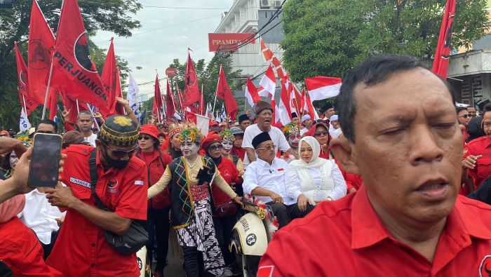 Rombongan Eri Cahyadi dan Armuji bergerak ke kantor KPU Surabaya. (Istimewa) - Image