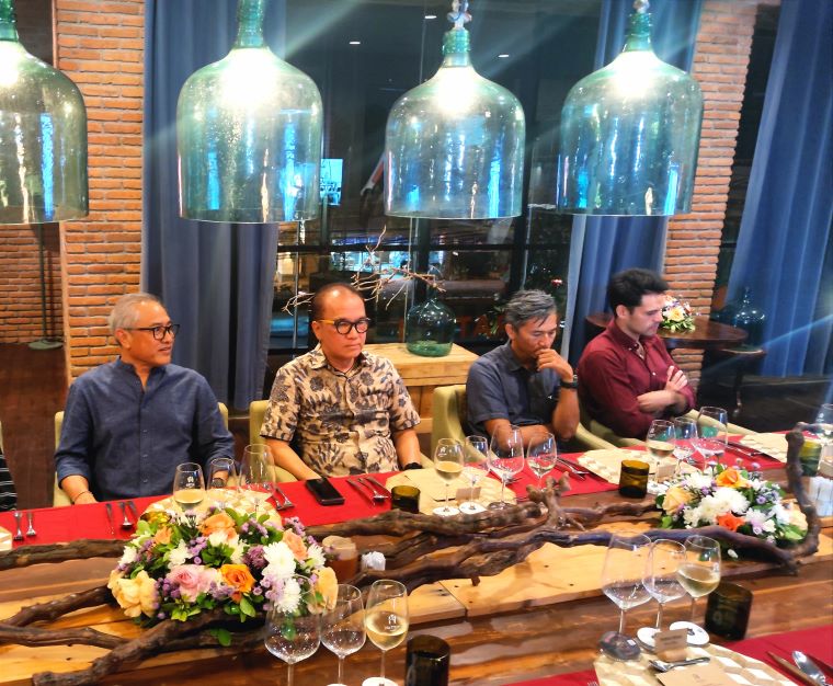 Pendiri & CEO Hatten Wines Ida Bagus Rai Budarsa (kiri) duduk di sebelah Komisaris Independen Hatten Wines Tantowi Yahya pada gala dinner perayaan ultah ke-30. - Image