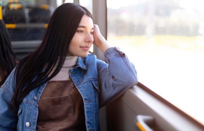 Ilustrasi perempuan yang merasa lega ketika acara sosial ditunda atau dibatalkan. (Freepik) - Image