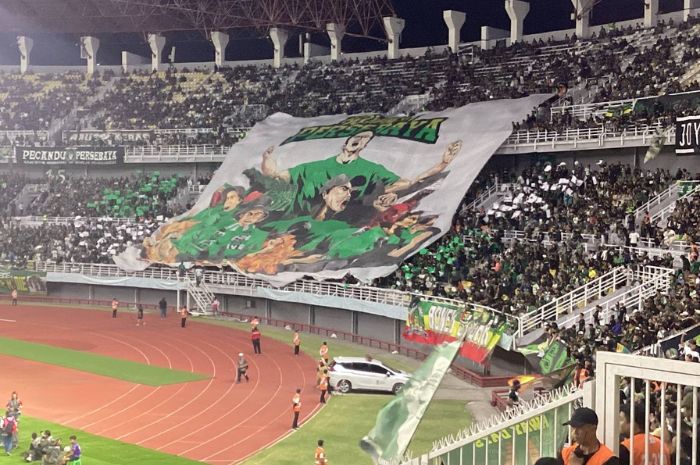 Kehadiran suporter di stadion juga jadi kunci performa top Persebaya Surabaya hingga pekan ketiga Liga 1 Indonesia 2024/2025. (Moch. Rizky Pratama Putra/JawaPos.com) - Image