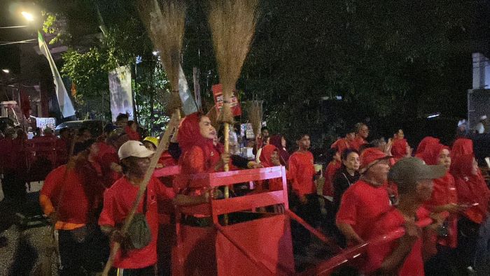 Tri Rismaharini-Gus Hans mendaftarkan diri ke KPU Jatim sebagai Calon Gubernur dan wakil gubernur Jawa Timur periode 2024-2029. (Dimas Nur/JawaPos.com) - Image