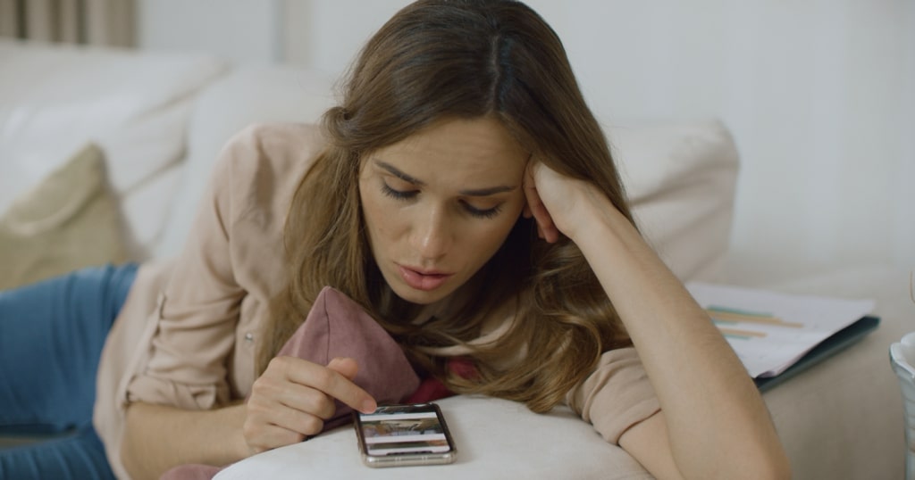 Ilustrasi seorang yang suka oversharing di media sosial beserta risiko dan bahaya yang mengintai mereka. - Image