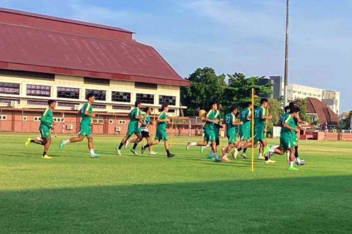 Paul Munster yakin Arief Catur Pamungkas dan Malik Risaldi dalam progres baik dalam pemulihan pasca cedera agar bisa membela Persebaya Surabaya. (Moch. Rizky Pratama/JawaPos.com) - Image