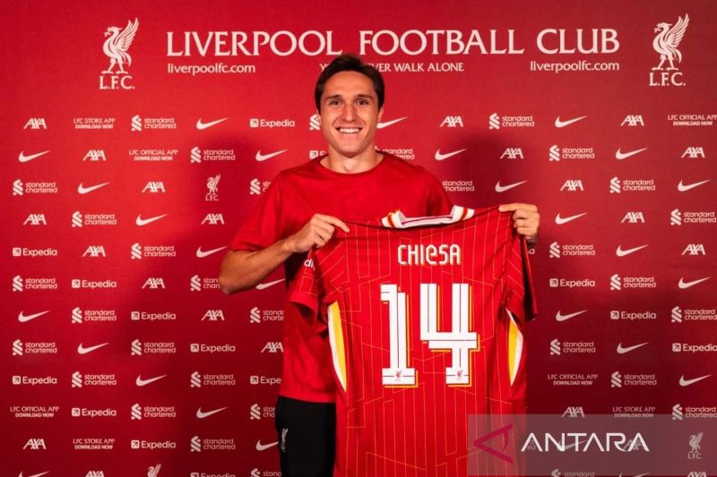 Pemain asal Italia Federico Chiesa saat diperkenalkan menjadi pemain baru Liverpool, Kamis (29/8/2024). (ANTARA/Liverpool) - Image