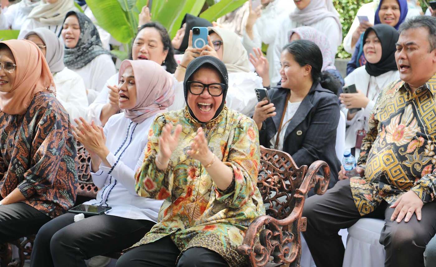 Menteri Sosial Tri Rismaharini bersama karyawan Kemensos saat mendengarkan Konser Musisi Jalanan di Kantor Kemensos, Jakarta, Kamis (29/8/2024). (Fedrik Tarigan/ Jawa Pos) - Image