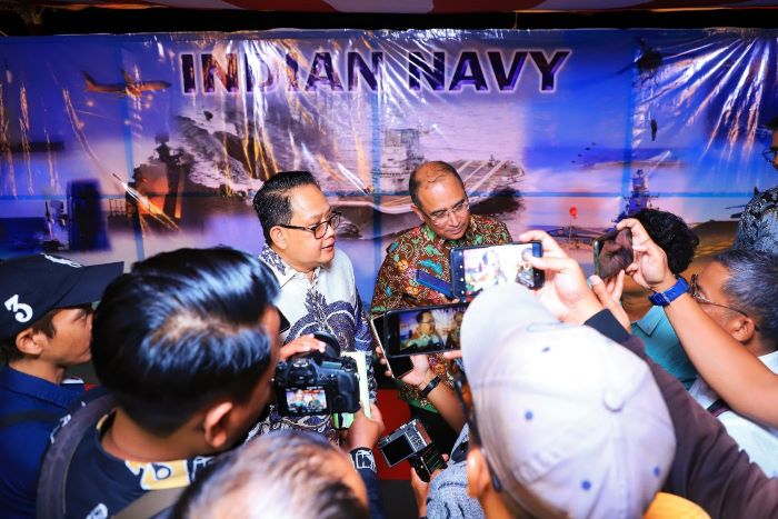 Pj Gubernur Jatim Adhy Karyono menghadiri acara jamuan makan malam di atas gladak Kapal Perang India INS Shivalik. (Pemprov Jatim) - Image