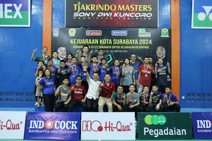 Tjakrindo Masters Sony Dwi Kuncoro Badminton Training yang dimiliki dan ditangani legenda bulu tangkis dunia Sony Dwi Kuncoro menjadi juara umum Kejuaraan Kota Surabaya 2024. (Istimewa) - Image