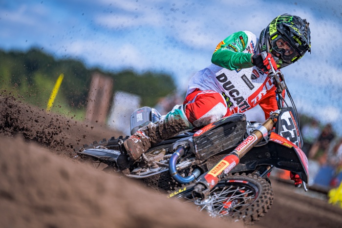 Aksi Tony Cairoli menunggangi Ducati Desmo450 MX. (Ducati Indonesia) - Image