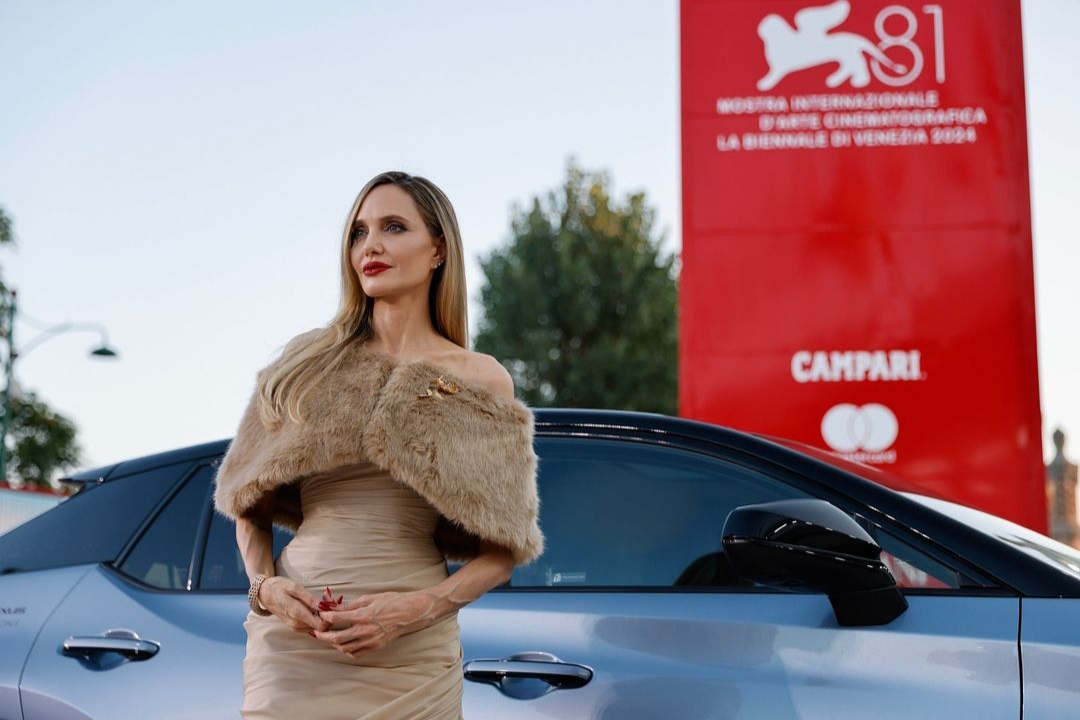Angelina Jolie saat tampil di Venice Film Festival 2024. (Instagram@labiennale) - Image