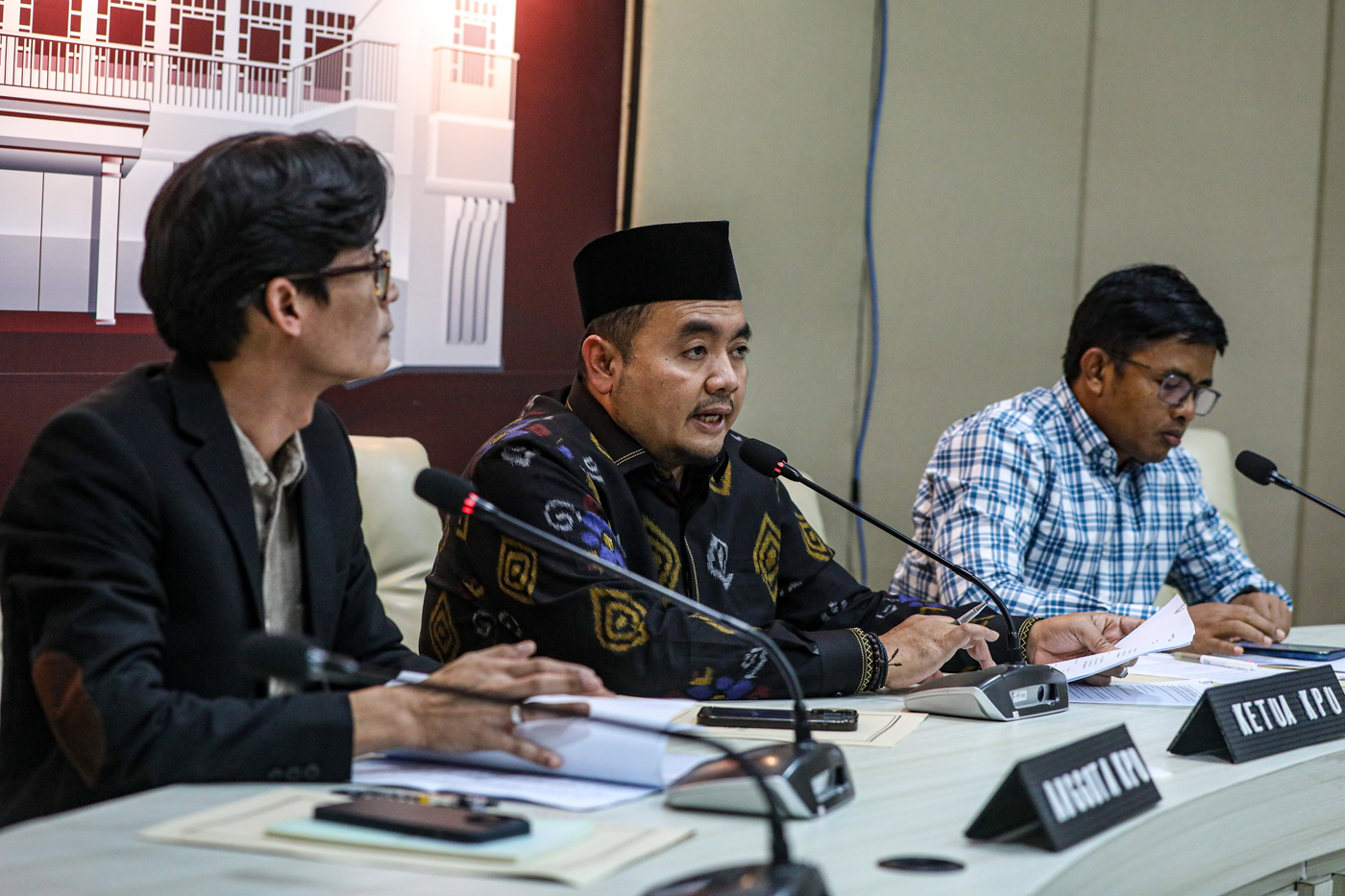 Ketua KPU RI Mochammad Afifuddin (tengah) bersama Anggota KPU RI August Mellaz (kiri) dan Idham Holik (kanan) memberikan keterangan kepada media terkait perkembangan penerimaan pendaftaran Pencalonan kepala daerah Pilkada Serentak Tahun 2024 di kantor KPU - Image