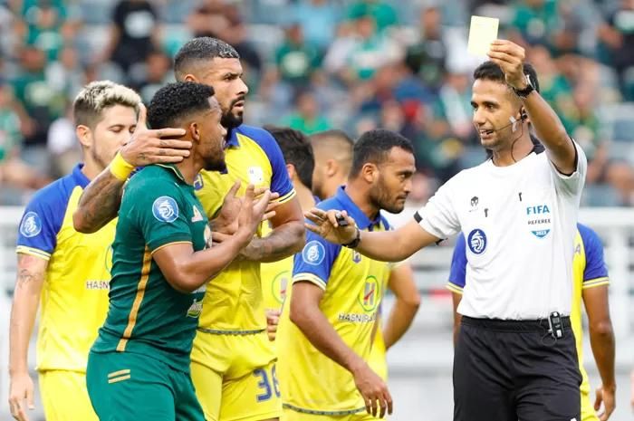 Thoriq Alkatiri jadi wasit yang sering menghukum penalti Persebaya Surabaya di era Liga 1 Indonesia. (Angger Bondan/Jawa Pos) - Image