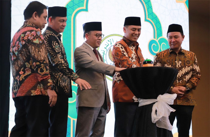 Wamenag Saiful Rahmat Dasuki (dua dari kanan) di Jakarta (30/8) malam. (Istimewa) - Image