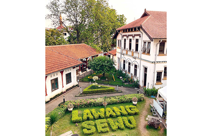 BERBENTUK: Sebuah taman dengan desain tulisan Lawang Sewu menambah nuansa hijau di destinasi. (DINDA JUWITA/JAWA POS) - Image