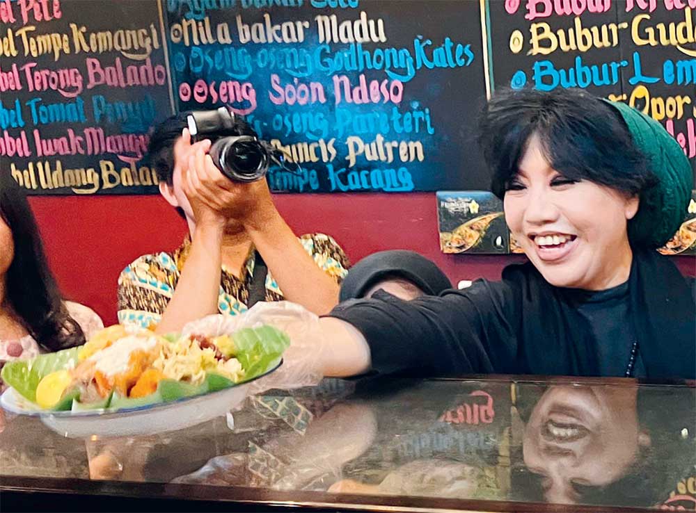 IKUT MELAYANI: Desainer kenamaan Anne Avantie ikut melayani para pengunjung yang datang ke restorannya, D - Image