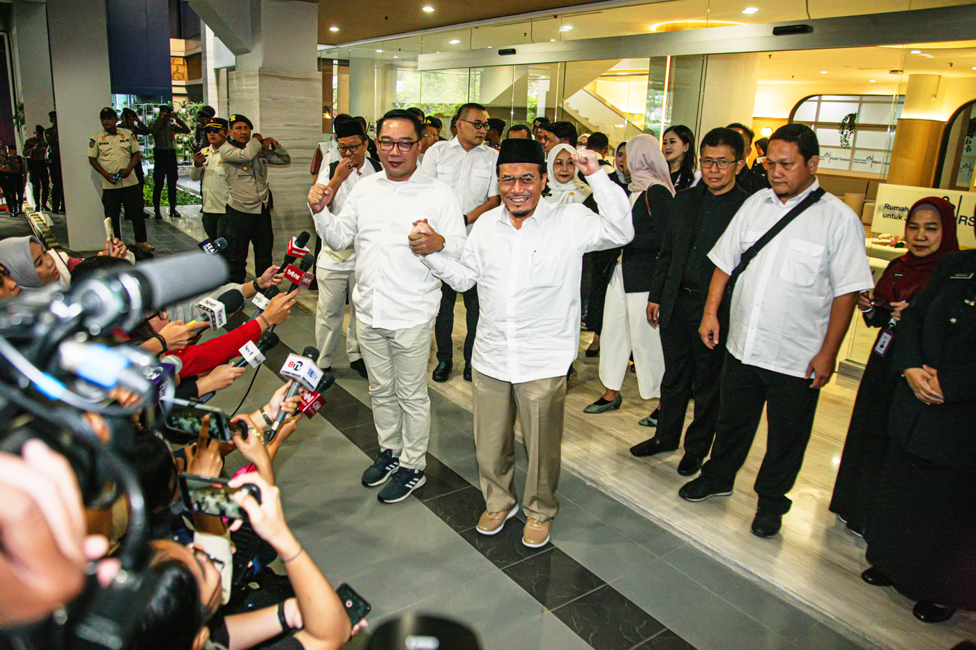 Pasangan Bakal Calon Gubernur dan Wakil Gubernur Jakarta Ridwan Kamil dan Suswono bakal menjalani tes kesehatan di Rumah Sakit Umum Daerah (RSUD) Tarakan, Jakarta Pusat, Sabtu (31/8/2024). (Hanung Hambara/ Jawa Pos) - Image