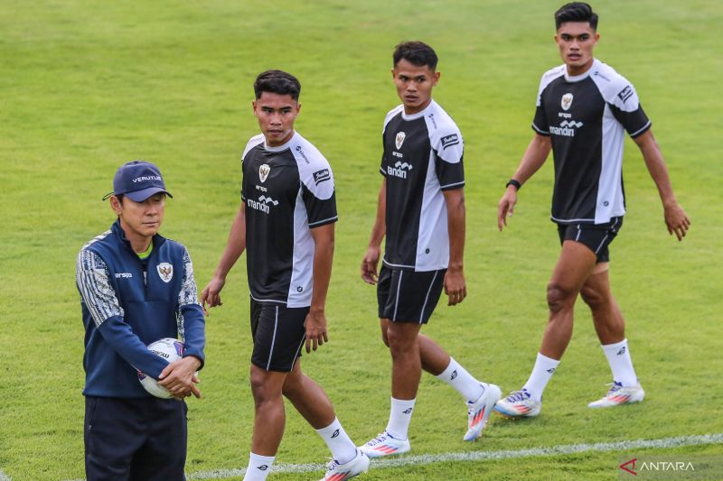 Pelatih Timnas Indonesia senior Shin Tae-yong (kiri) bersama pesepak bola Timnas Indonesia senior Dimas Drajad (kedua kanan), Ramadan Sananta (kanan), dan Muhammad Ferrari (kedua kiri). (ANTARA) - Image