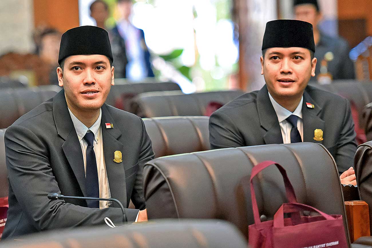 JAGA KOMUNIKASI MASYARAKAT: Ricco (kiri) dan Riccy mengikuti pelantikan anggota DPRD Banyuwangi periode 2024-2029 di kantor dewan Rabu (21/8). Mereka terpilih untuk kali kedua. - Image
