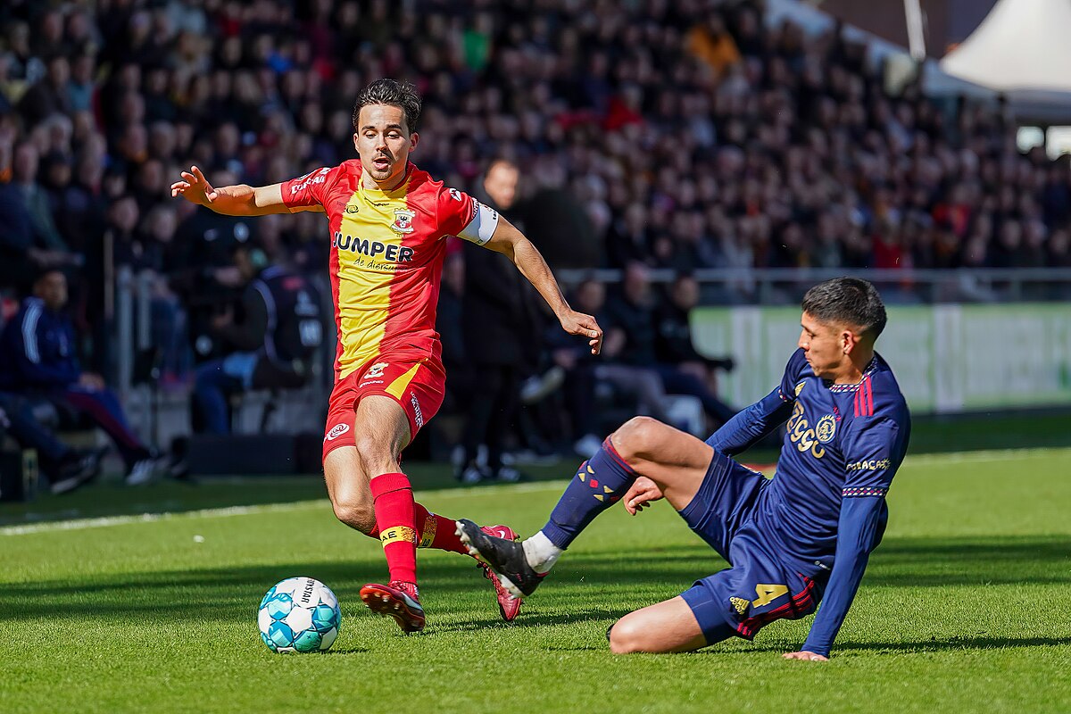 Mats Deijl saat memperkuat Go Ahead Eagles menghadapi Ajax Amsterdam di Eredivisie. (Go Ahead Eagles) - Image
