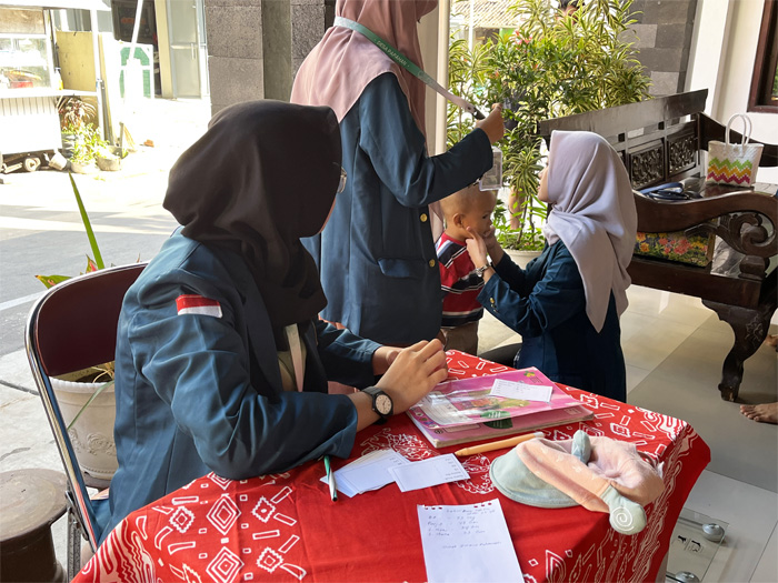 Sejumlah mahasiswa yang tergabung dalam Tim KKN II Universitas Diponogoro 2024 melakukan pemeriksanaan Balita di Kantor Desa Papahan, Kabupaten Karanganyar, Provinsi Jawa Tengah. (Istimewa) - Image