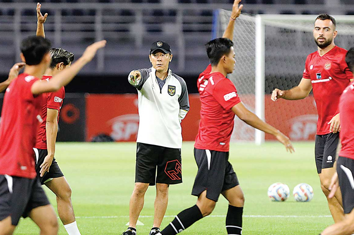 PERCAYA DIRI: Pelatih timnas Shin Tae-yong yakin tim besutannya bisa meraih hasil positif saat menantang tuan rumah Arab Saudi pada 6 September nanti. (Angger Bondan/Jawa Pos) - Image
