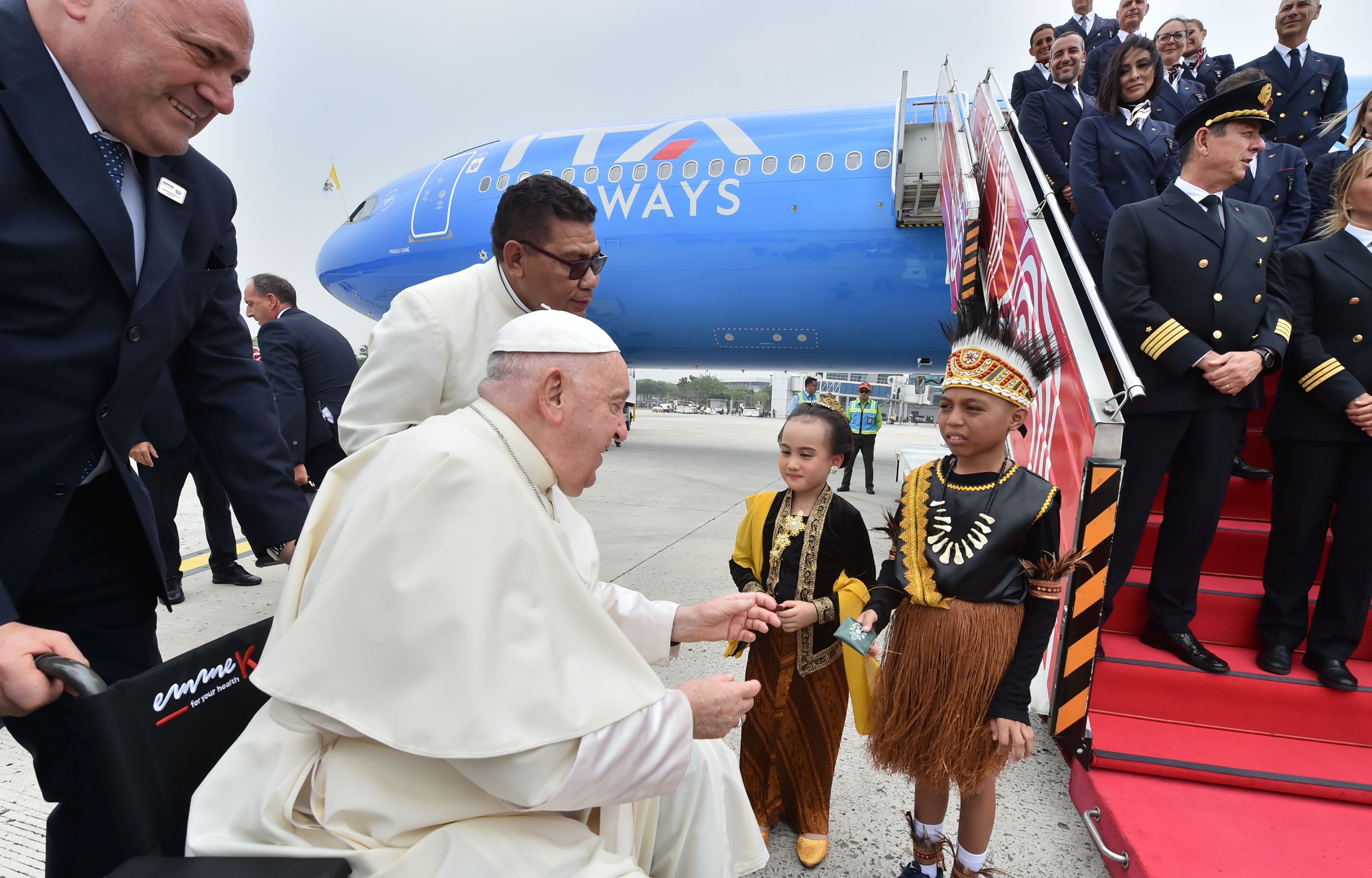 Paus Fransiskus turun dari pesawat setibanya dari Vatikan di Bandara Internasional Soekarno Hatta. (POPES FRANCIS APOSTOLIC JOURNEY TO INDONESIA 2024) - Image