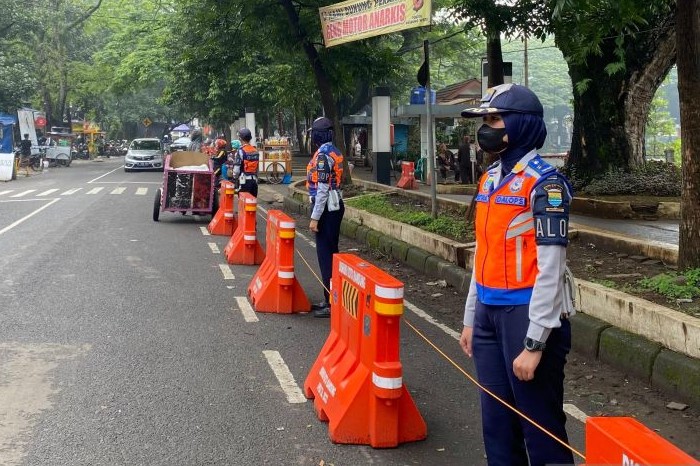 Dinas Perhubungan (Dishub) Kota Bandung saat melakukan penertiban parkir liar. (Rubby Jovan/Antara) - Image