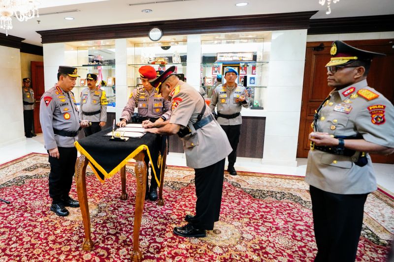 Kapolri Jenderal Pol Listyo Sigit Prabowo memimpin serah terima jabatan Kapolda Papua dari Komjen Pol Mathius D Fakhiri ke Brigjen Pol Petrus Patrige Rudolf Renwarin. (ANTARA/HO-Divisi Humas Polri) - Image