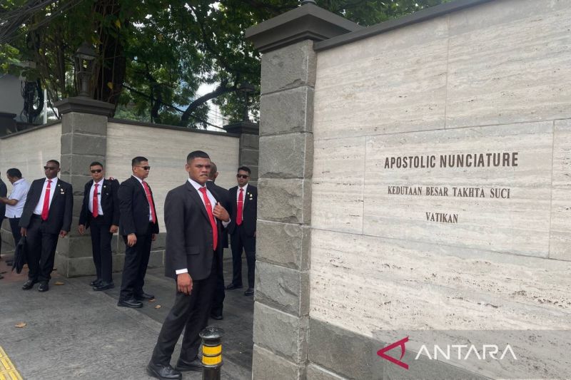 pengamanan di luar Kedutaan Besar Vatikan, Jakarta Pusat, Selasa (3/9/2024). (ANTARA/Lifia Mawaddah Putri) - Image