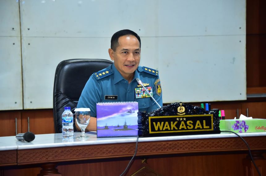 Wakasal Laksdya TNI Erwin S. Aldedharma menyampaikan pembekalan di Ruang Bhineka Tunggal Ika, Lemhanas pada Selasa (3/9). - Image