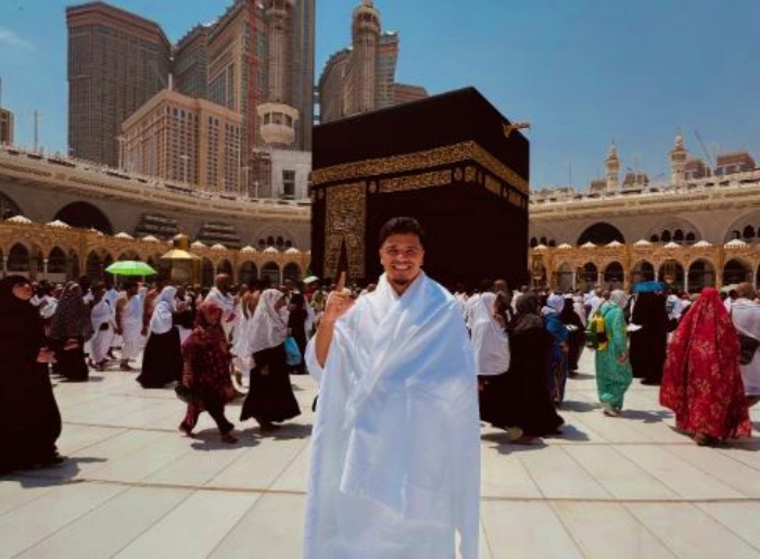 Ragnar Oratmangoen saat berpose di Kabah saat menjalani ibadah umrah. (Instagram/@0ratmangoen) - Image