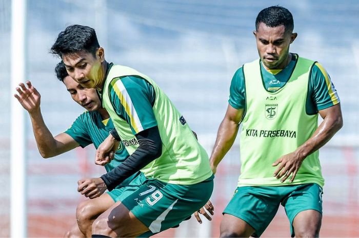 Ardi Idrus (kanan) meski lama tak cetak gol di Liga 1 Indonesia, dia punya peran krusial dalam memutus serangan lawan dan membangun serangan Persebaya Surabaya. (Instagram/@officialpersebaya) - Image
