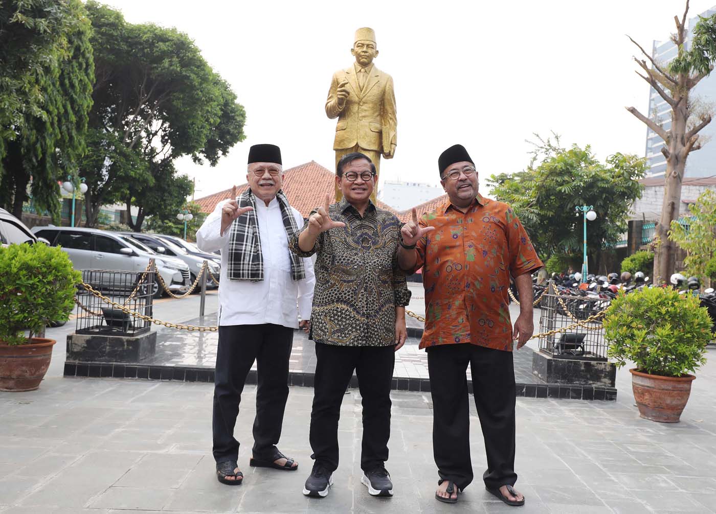 Calon Gubernur DKI Jakarta Pramono Anung bersama Cawagub Jakarta Rano Karno menemui mantan Gubernur Jakarta Fauzi Bowo di Museum Muhammad Thamrin, Jakarta Pusat, Selasa (3/9/24). (Fedrik Tarigan/ Jawa Pos) - Image