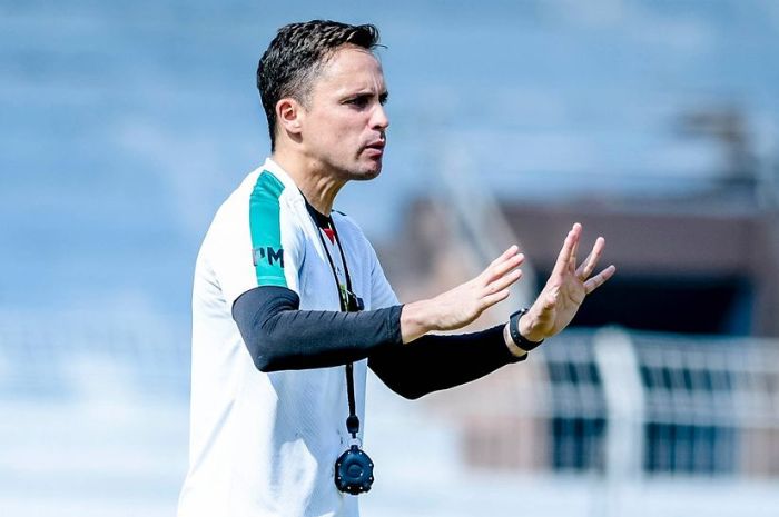 Paul Munster menunjukkan kepiawaiannya membaca pertandingan Persebaya Surabaya dengan memasukkan pemain pengganti yang tepat. (Instagram/@officialpersebaya) - Image