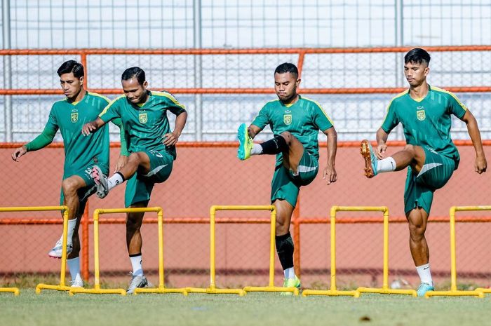 Paul Munster menunjukkan kepiawaiannya membaca pertandingan Persebaya Surabaya dengan memasukkan pemain pengganti yang tepat. (Instagram/@officialpersebaya) - Image