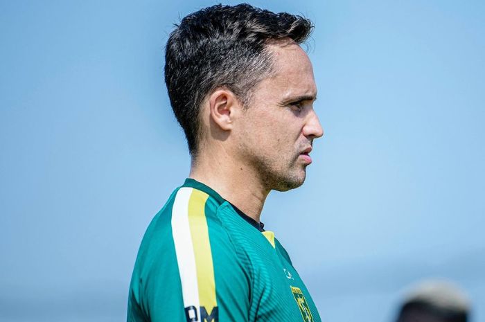 Paul Munster punya catatan mentereng dalam rekor pertemuan saat menghadapi Fabio Lefundes di Liga 1 Indonesia. Itu bisa menjadi modal apik Persebaya Surabaya. (Instagram/@officialpersebaya) - Image