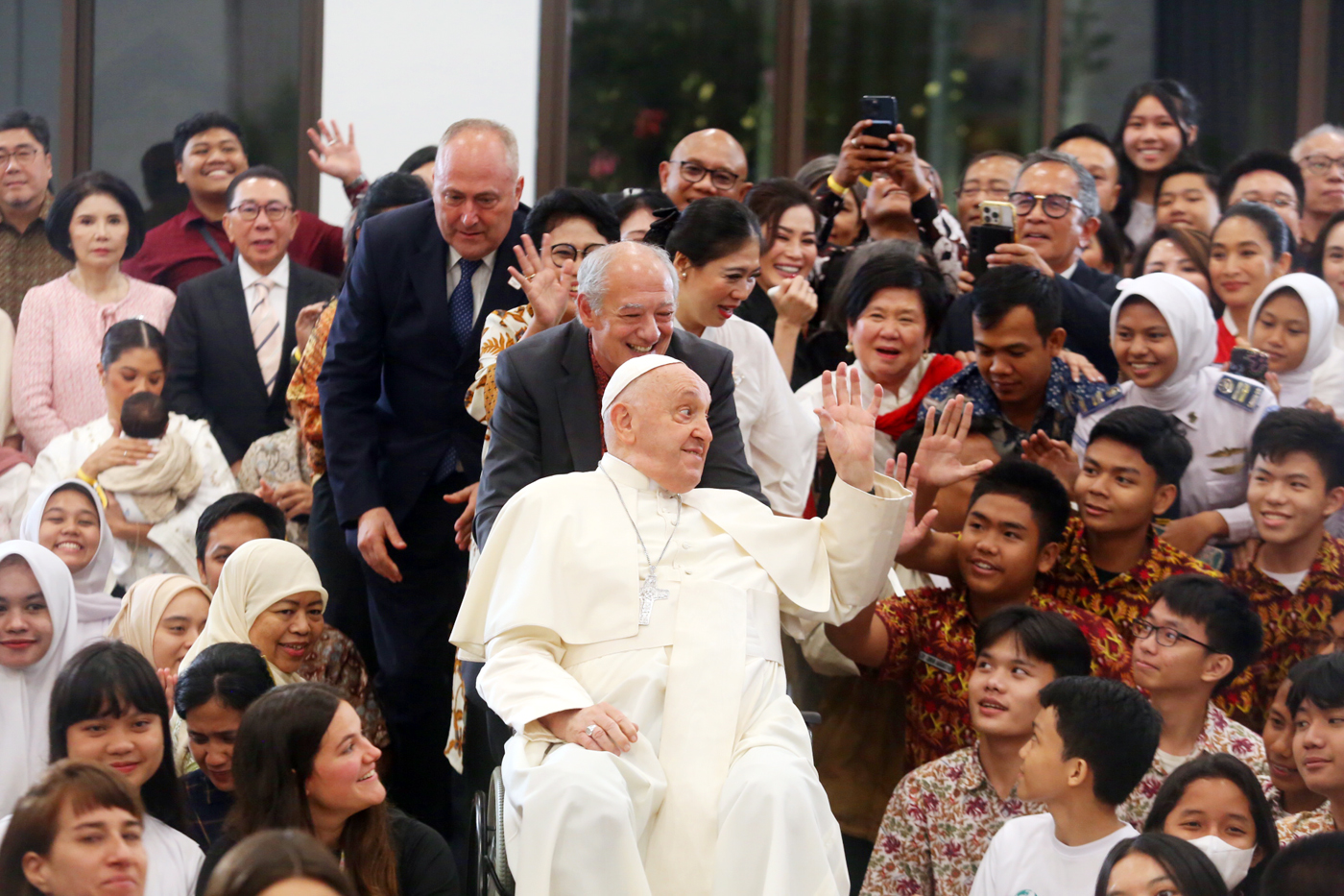 Pemimpin Takhta Suci Vatikan Paus Fransiskus menyapa para pemuda dari Scholas Occurrentes Indonesia di Graha Pemuda Komplek Gereja Katedral, Jakarta, Rabu (4/9/2024). (Dery Ridwansah/ JawaPos.com) - Image