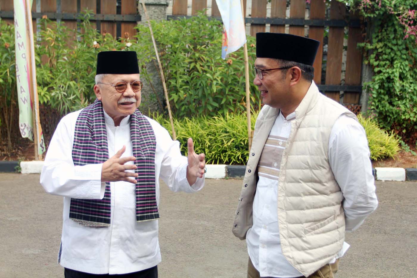 Mantan Gubernur DKI Jakarta Fauzi Bowo ambut Bakal calon Gubernur DKI Jakarta Ridwan Kamil d Museum Betawi Perkampungan Budaya Betawi Setu Babakan, Jakarta, Rabu (4/9). (Dery Ridwansah/JawaPos.com) - Image
