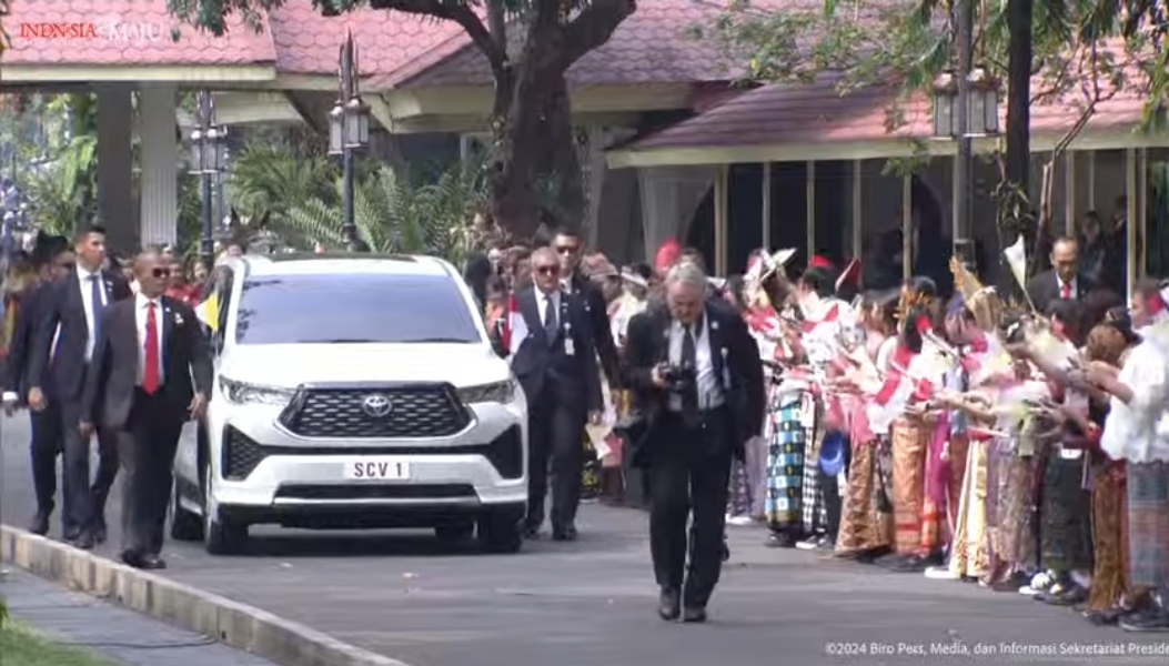 Pemimpin Gereja Katolik Dunia, Paus Fransiskus menumpangi mobil Toyota Innova Zenix, saat memasuki area Istana Kepresidenan, Jakarta, Rabu (4/10). (IST) - Image
