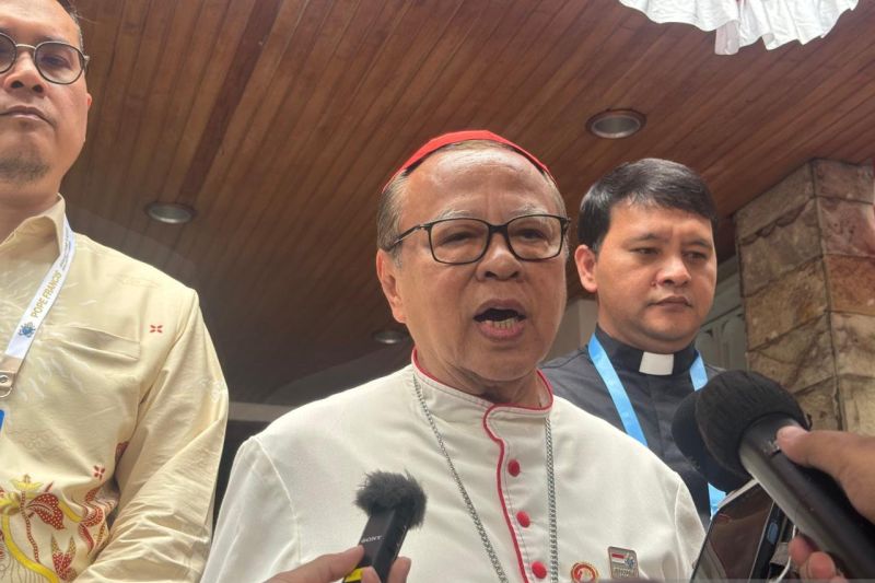 Uskup Agung Ignatius Kardinal Suharyo Hardjoatmodjo berbicara kepada wartawan di Katedral Jakarta, Rabu (4/9/2024). (ANTARA/Cindy Frishanti) - Image