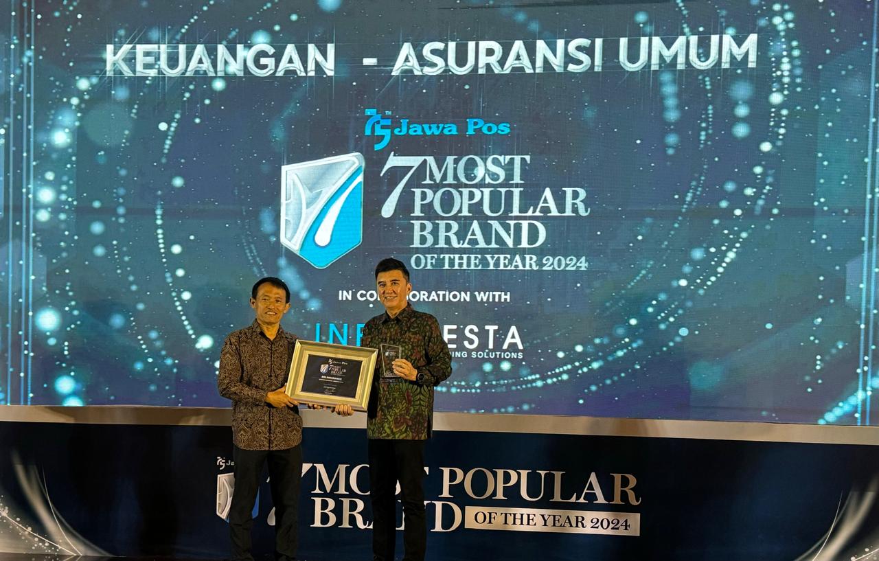 Direktur Bisnis BRI Insurance, Recky Plangiten menerima penghargaan 7 Most Popular Brand of the Year 2024, yang diserahkan oleh CEO Jawa Pos Media Leak Kustiyo, Selasa (3/9). (BRINS) - Image