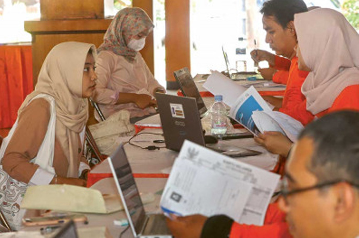 LENGKAPI PERSYARATAN: Mahasiswa yang lolos seleksi Beasiswa Pemuda Tangguh mendaftar ulang di Gedung GNI Bubutan kemarin (2/9). (Ahmad Khusaini/Jawa Pos) - Image