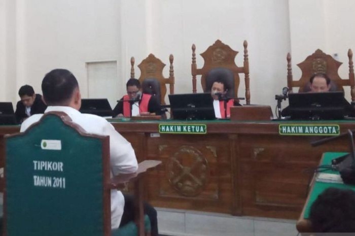 Terdakwa Erik Adtrada Ritonga mendengarkan tuntutan JPU KPK di Ruang Sidang Cakra II, Pengadilan Tipikor pada Pengadilan Negeri Medan, Rabu (4/9). (Aris Rinaldi Nasution/Antara) - Image