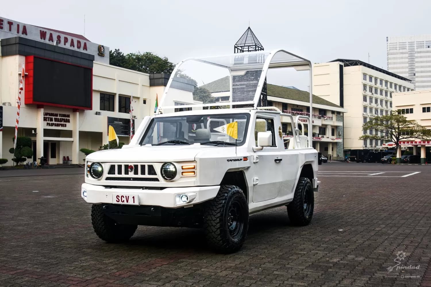 PT Pindad Indonesia menyiapkan Popemobile yang bakal digunakan oleh Paus Fransiskus dalam Misa Akbar di SUGBK. (PT Pindad) - Image