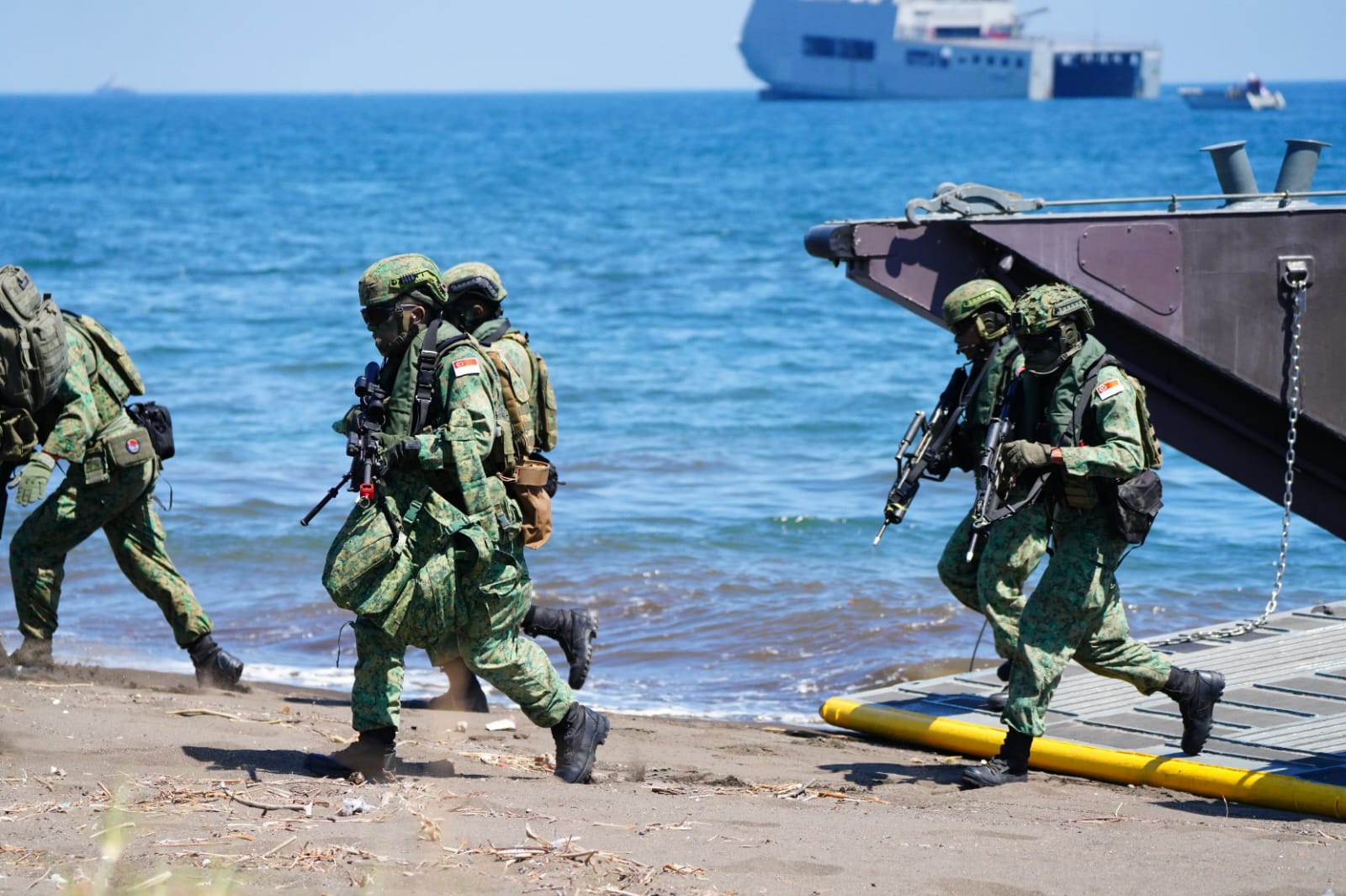 Pasukan Gabungan Multinasional melakukan serbuan di Pantai Banongan dalam rangkaian latihan puncak Super Garuda Shield 2024, Kamis (5/9). (Puspen TNI) - Image