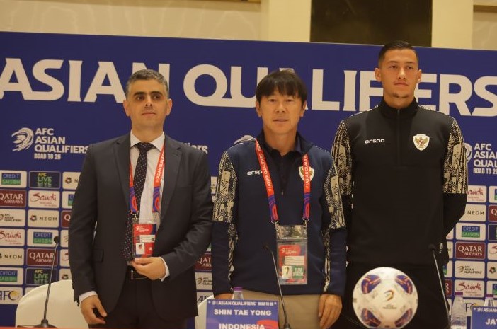Pelatih Timnas Indonesia Shin Tae-yong (tengah) dan pemainnya Jay Idzes (kanan). (PSSI/Antara) - Image