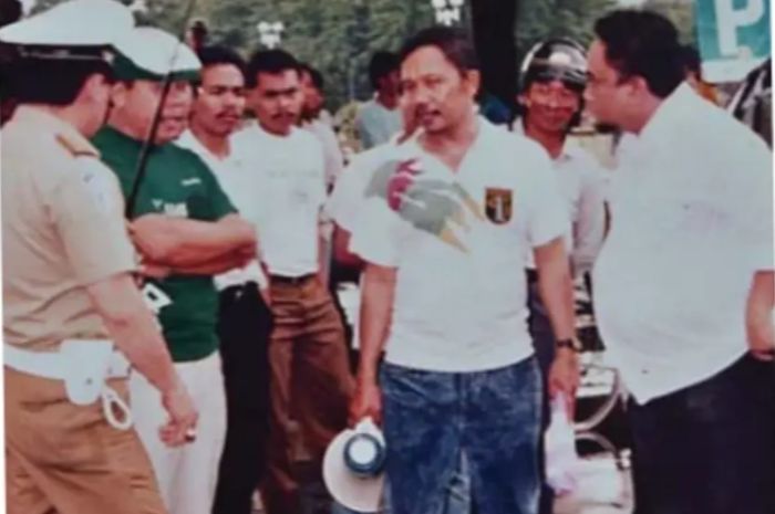 Soepangat membawa megafon ikut mengatur peserta tret tet tet suporter Persebaya Surabaya dalam Final Perserikatan di Jakarta pada 1987. (Kholili Indro/JawaPos) - Image