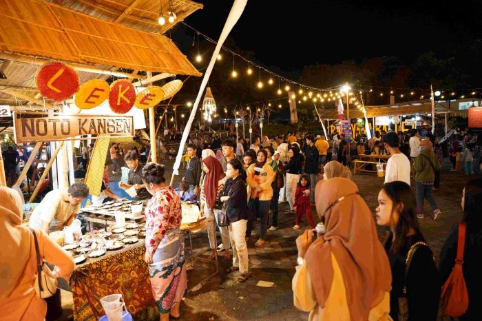 Antrean pengunjung Gebyar BCA Merah Putih memadati Pasar Kangen di kompleks Candi Prambanan, pada Sabtu (24/8). (Istimewa) - Image